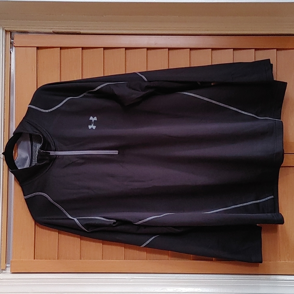 Men's under armour 1/4 zip black pullover. Fitted.